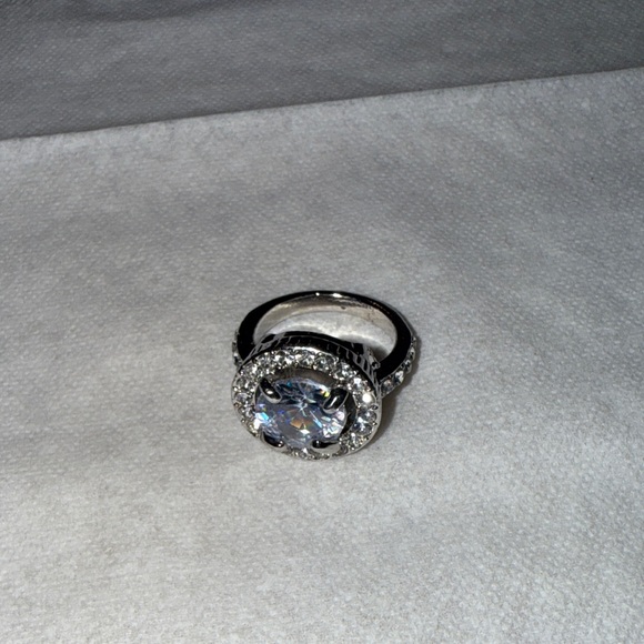 Jewelry - Elegant Silver Tone Women's Ring
